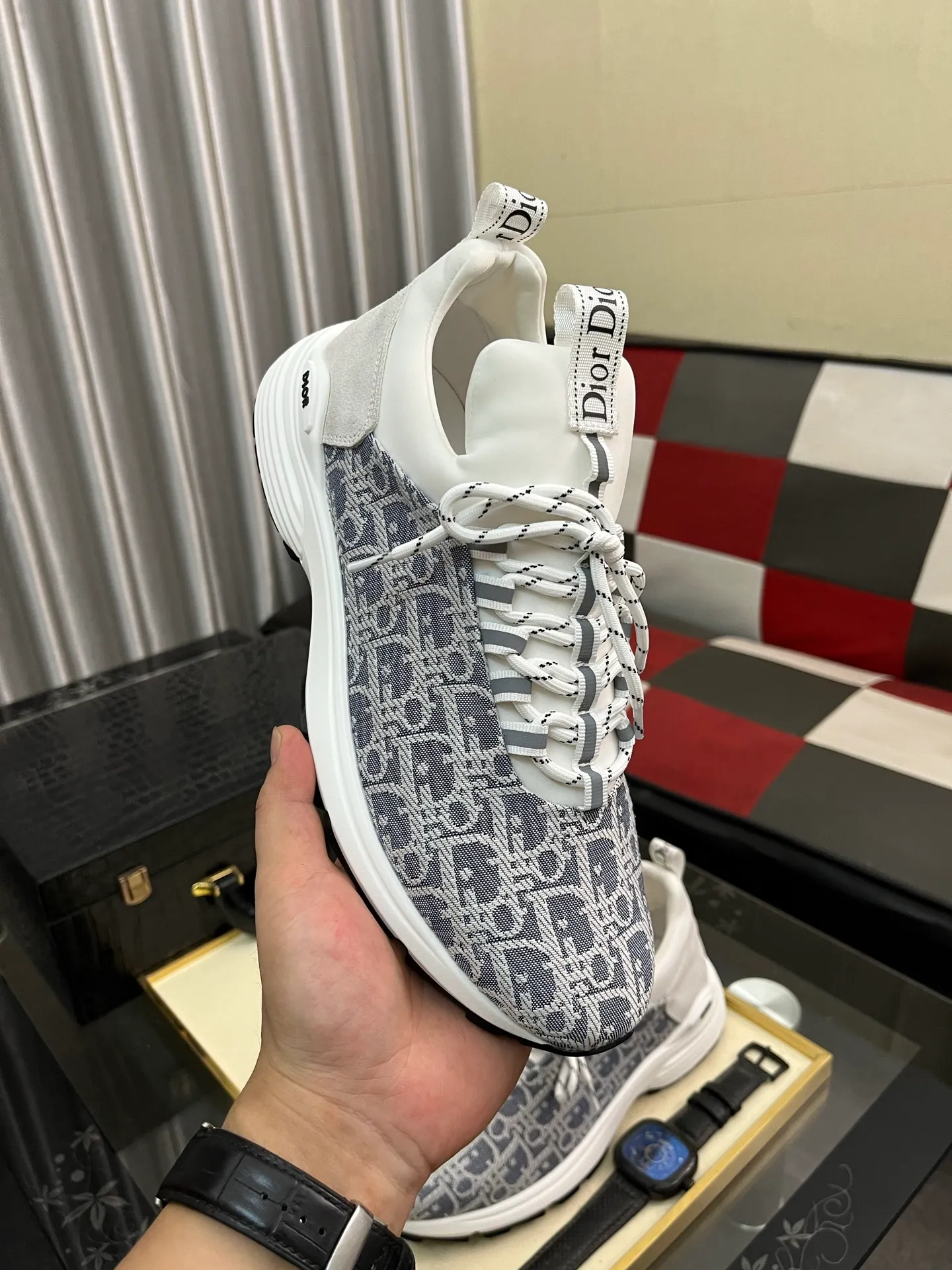 Men's Men's Shoes💰440⌚️⌚️ Dior's casual and sporty style combines the elements of dad's bag-soled shoes, successfully breaking through the dad shoe style that has been on the streets in recent years, and becoming a beautiful landscape in luxury goods. The fabric is high mercerized with breathable mesh, and the mesh on both sides of the shoe is made of three layers of composite technology. The bottom process uses package molding fabrics: imported high mercerized 🐂 cowhide stitching with original customized D-shaped mesh code number: 38-443️⃣Colors available